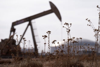 النفط ينتعش على وقع التوترات الجيوسياسية رغم مخاوف تخمة المعروض