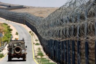 باراك يحمل رسائل واشنطن لإسرائيل: “خطوط حمراء” للنشاط في سوريا