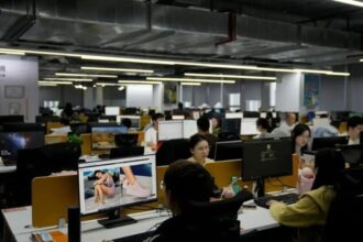 فصل مهندس بسبب ذهابه إلى الحمام