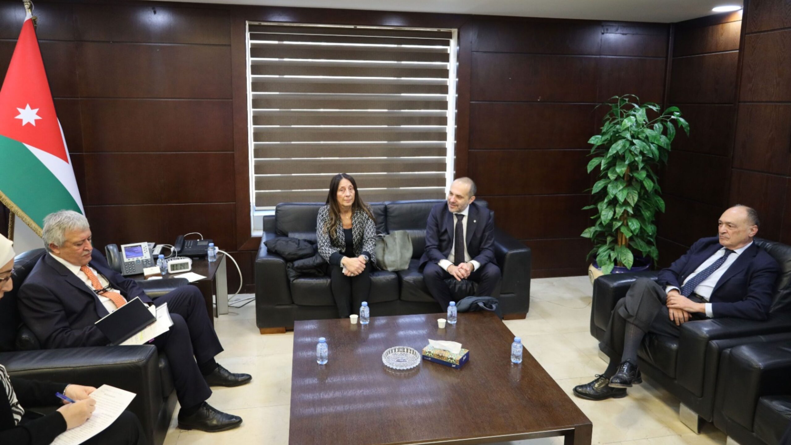 صورة حول : الأردن وإيطاليا تبحثان تعزيز التعاون في النقل الأردن وإيطاليا تبحثان تعزيز التعاون في النقل