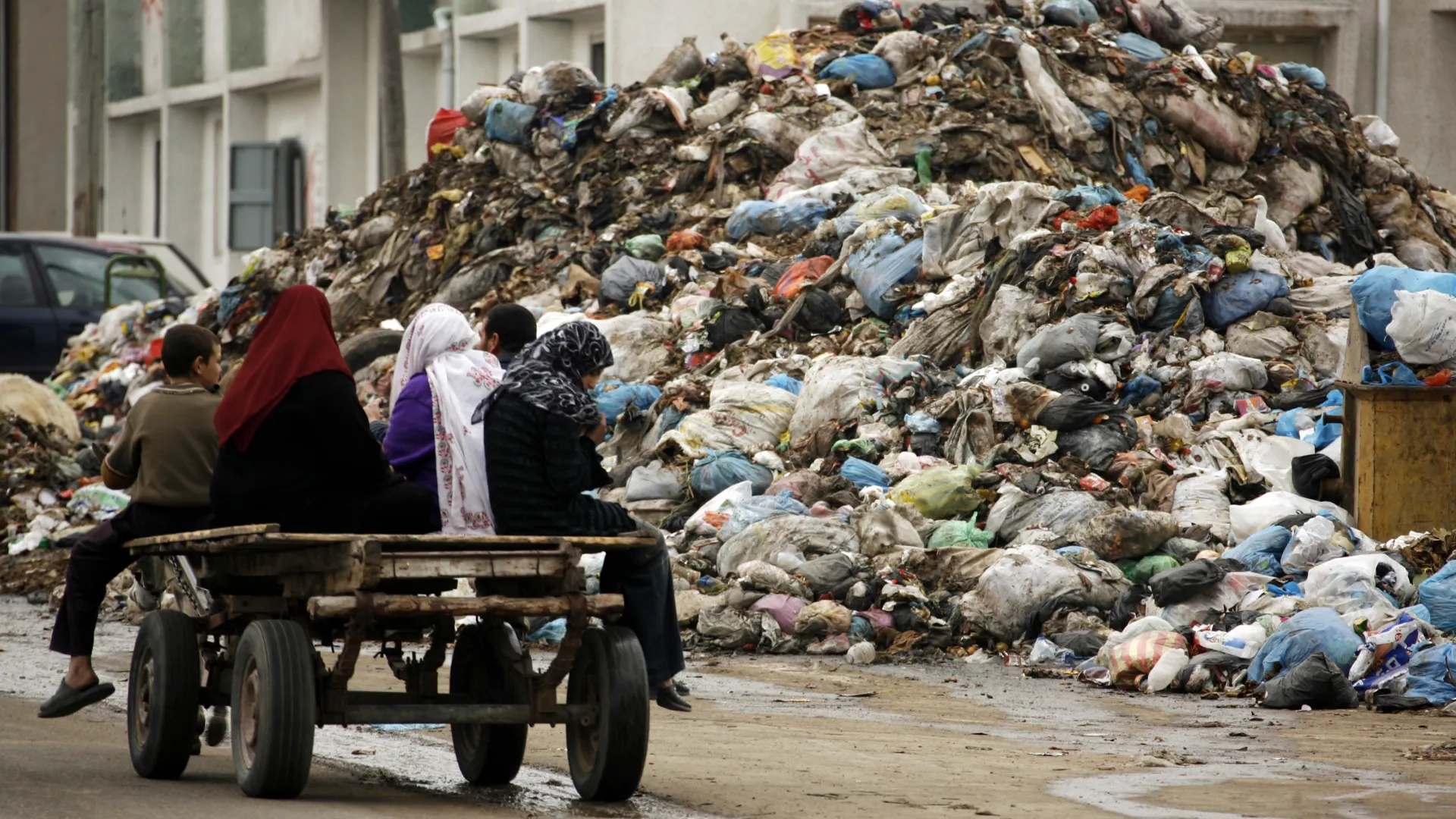 أزمة وقود تشل خدمات نفايات غزة وتحذيرات من كارثة صحية