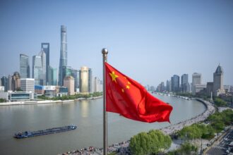 الصين تدشن أول مشروع ضخم للميثانول الحيوي لتحقيق تحول أخضر في صناعة الشحن