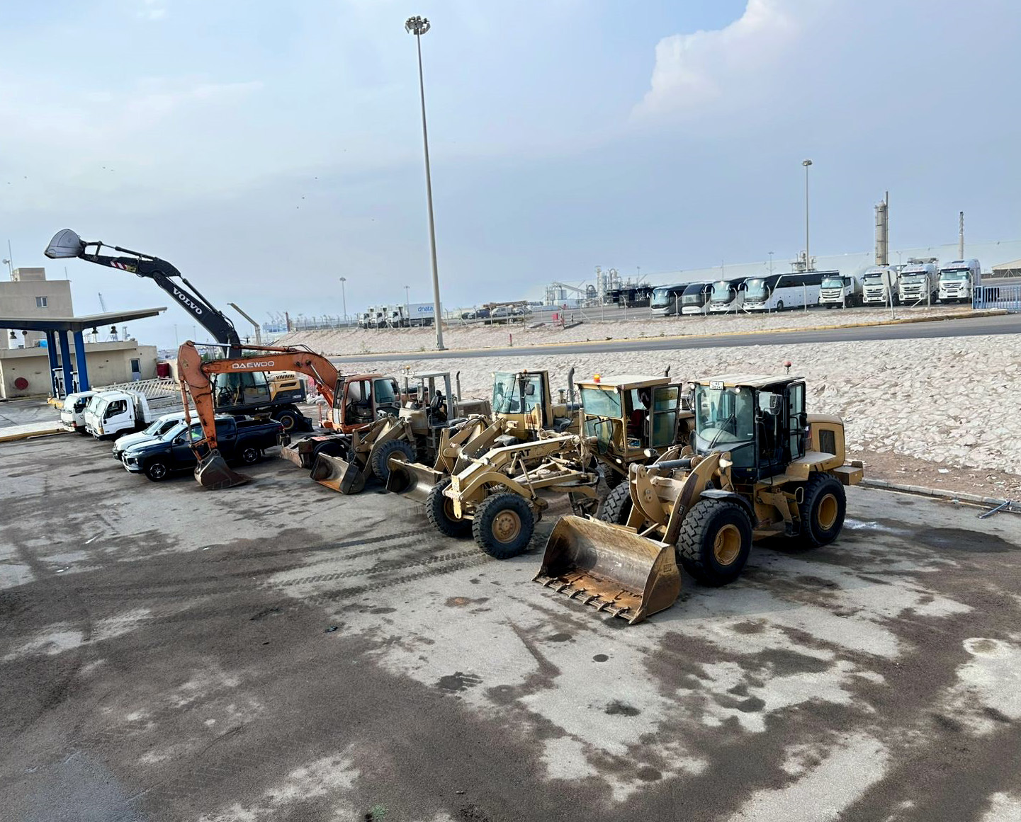 رغم الأحوال الجوية.. موانئ العقبة تواصل العمل وتفعّل خطة الطوارئ