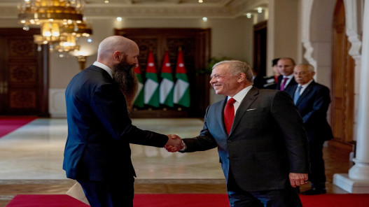 عاجل| الملك يتلقى أوراق اعتماد سفراء جدد لدى المملكة