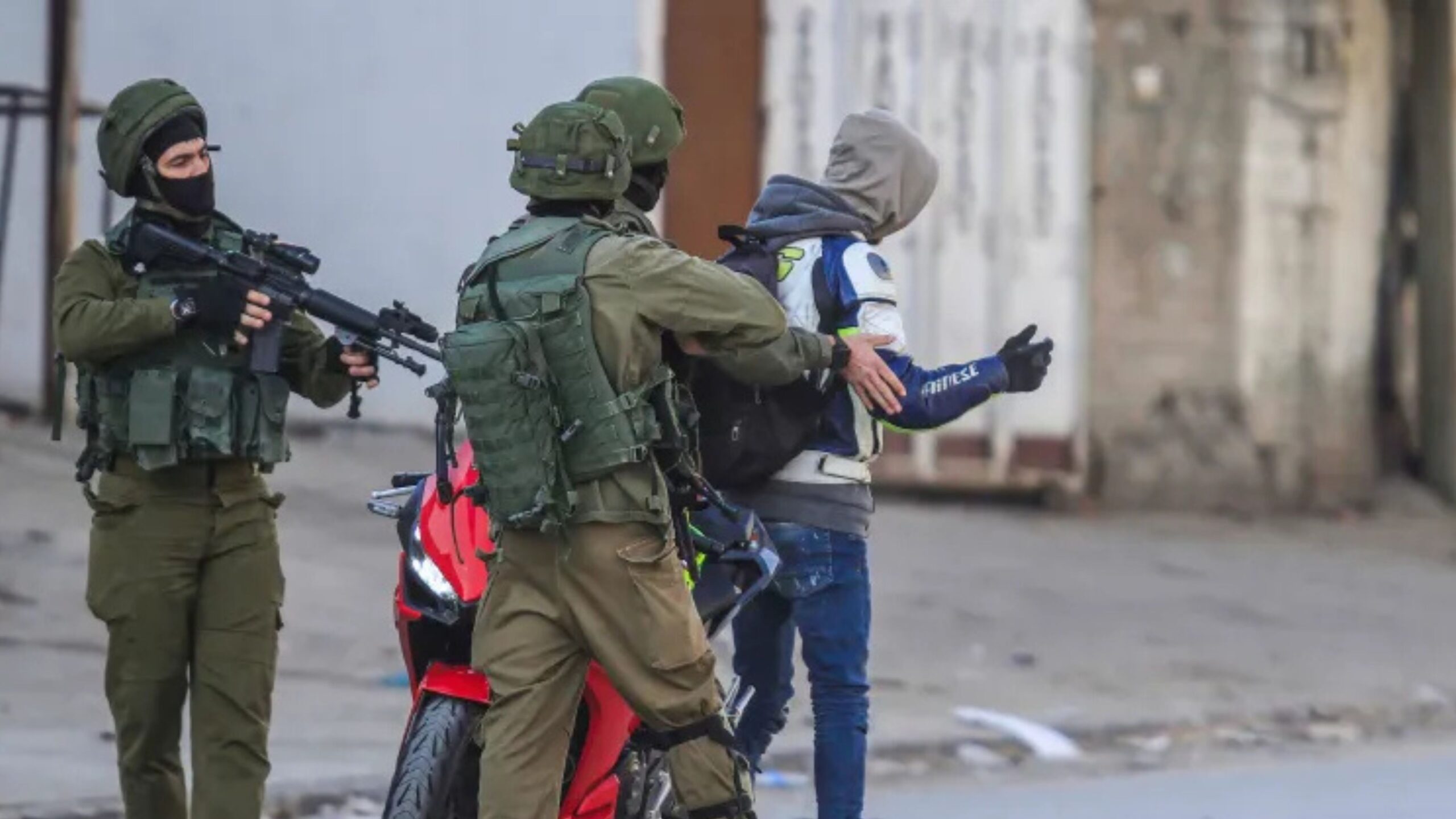 صورة حول : الاحتلال الإسرائيلي يشن حملة مداهمات واعتداءات في الضفة والقدس الاحتلال الإسرائيلي يشن حملة مداهمات واعتداءات في الضفة والقدس