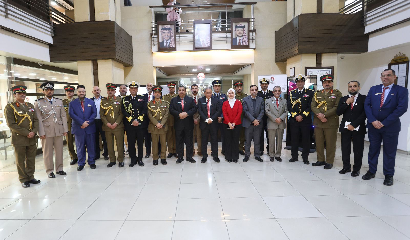 وفد من كلية الدفاع العُمانية يطلع على تجربة الأردن في التحول الرقمي وريادة الأعمال