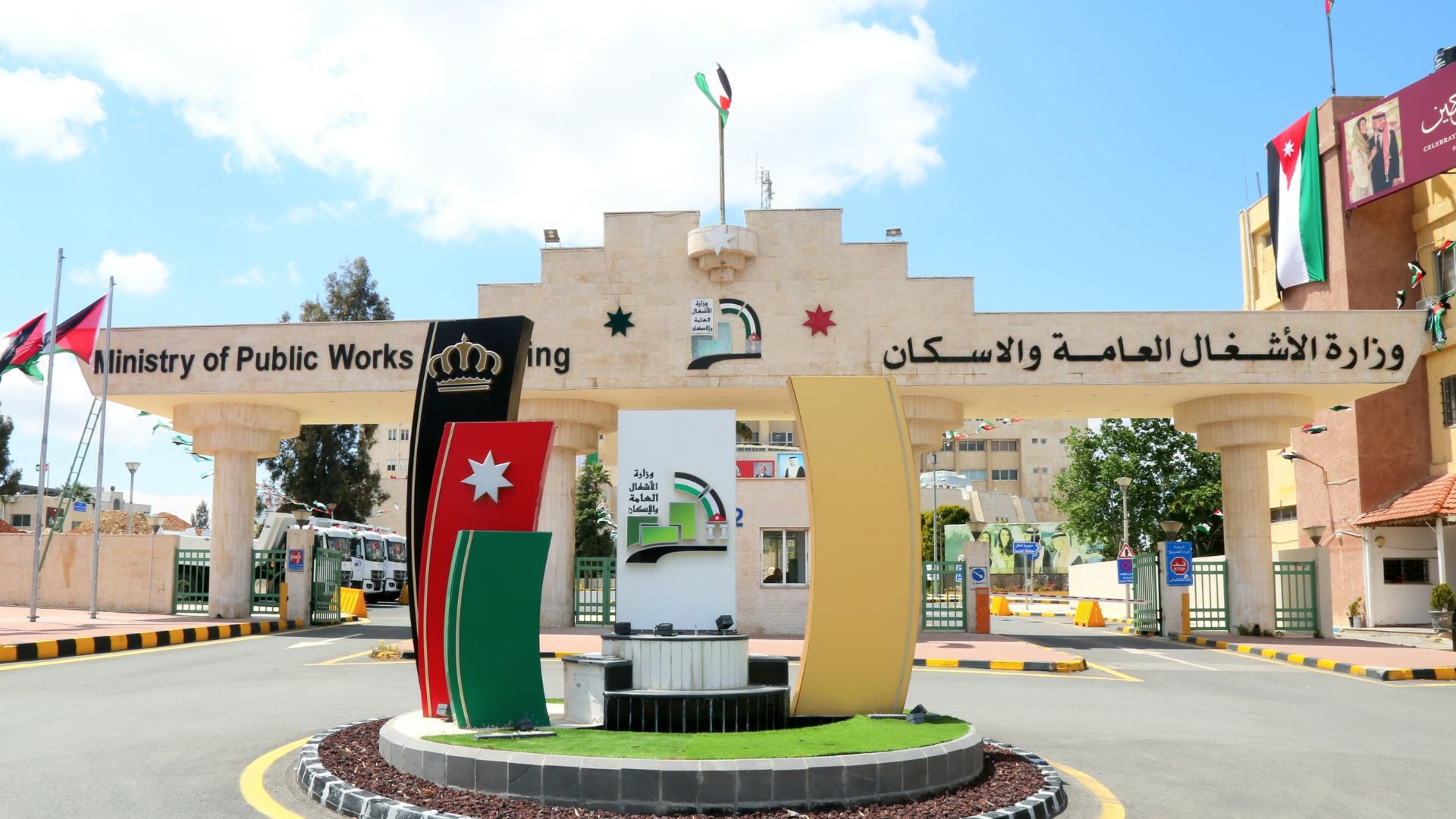 الأشغال تتعامل مع تساقط الثلوج في جنوب المملكة وتضمن انسيابية الحركة المرورية