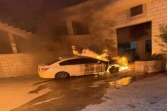 مستوطنون يحرقون مركبات فلسطينية في عين يبرود وتصاعد أنشطة "وحوش التلال"