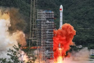 الصين تطلق قمراً جديداً للاستشعار عن بعد