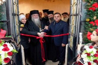 تل إربد يضيء بالمحبة… شجرة الميلاد توحّد القلوب وتجسّد العيش المشترك