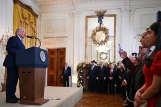 ترامب يطلب مساعدة طبية عاجلة خلال احتفال عيد حانوكا بالبيت الأبيض