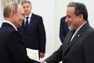 عراقجي في موسكو: إيران تسعى لإحياء برنامجها النووي بدعم روسي وسط عقوبات مشددة