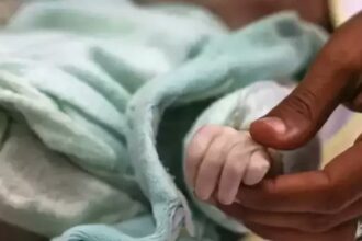 الطقس القارس يحصد حياة رضيع في خان يونس وارتفاع ضحايا البرد في غزة