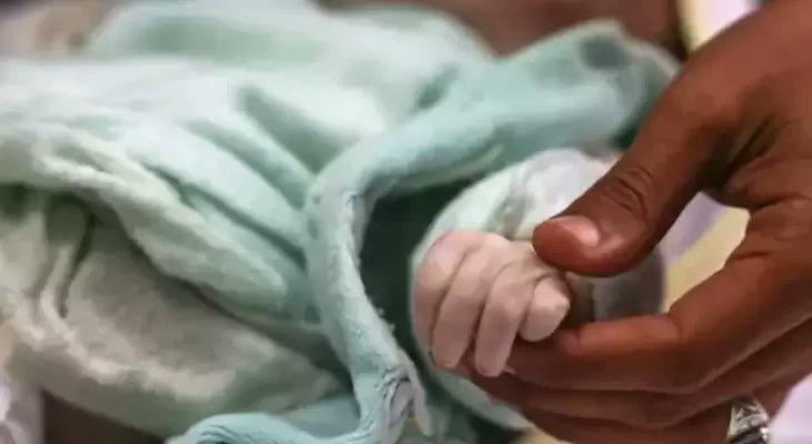 الطقس القارس يحصد حياة رضيع في خان يونس وارتفاع ضحايا البرد في غزة