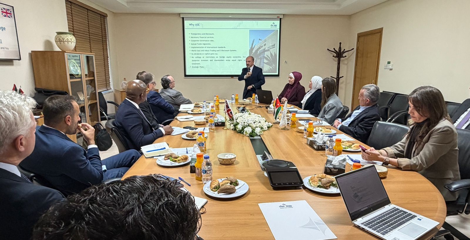 صورة حول : السفير البريطاني يزور بورصة عمّان لتعزيز التعاون وتبادل الخبرات مع سوق رأس المال الأردني السفير البريطاني يزور بورصة عمّان لتعزيز التعاون وتبادل الخبرات مع سوق رأس المال الأردني