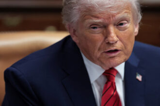 ترامب: استخدمت كلمات “حادّة” مع قادة أوروبا ولا قرار بعد بشأن اجتماع أوكرانيا