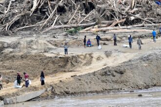 ارتفاع حصيلة ضحايا فيضانات سومطرة إلى نحو ألف وفقدان أكثر من 220 شخصًا