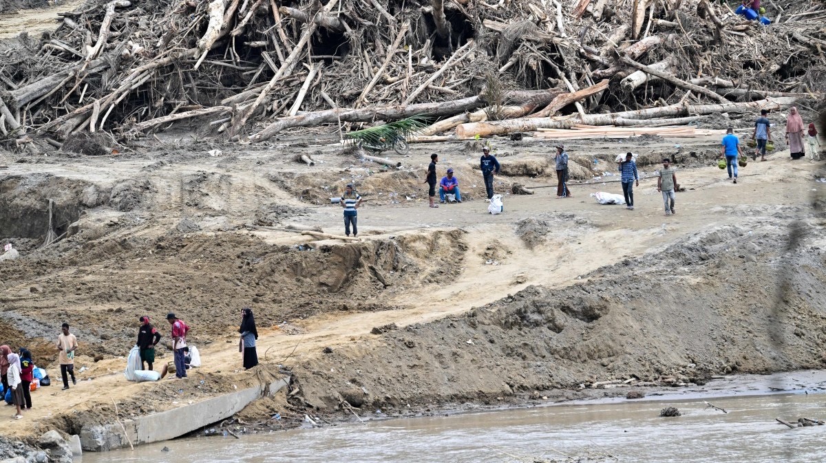 صورة حول : ارتفاع حصيلة ضحايا فيضانات سومطرة إلى نحو ألف وفقدان أكثر من 220 شخصًا ارتفاع حصيلة ضحايا فيضانات سومطرة إلى نحو ألف وفقدان أكثر من 220 شخصًا