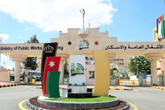 الأشغال تطرح عطاء لإعادة إنارة ممر عمّان التنموي بالطاقة الشمسية