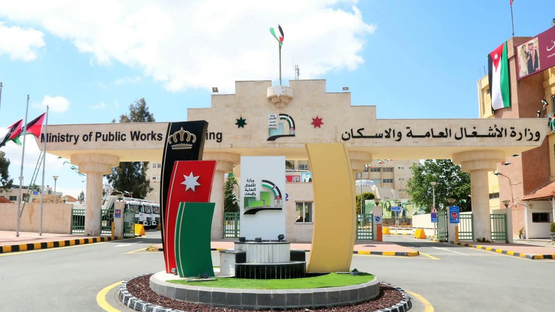 الأشغال تطرح عطاء لإعادة إنارة ممر عمّان التنموي بالطاقة الشمسية