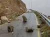 انهيارات صخرية في طريق الموجب والمحافظ يغلقها