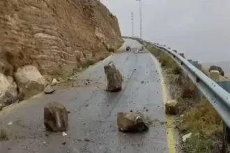انهيارات صخرية في طريق الموجب والمحافظ يغلقها
