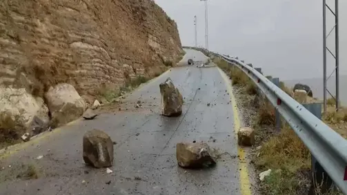 انهيارات صخرية في طريق الموجب والمحافظ يغلقها