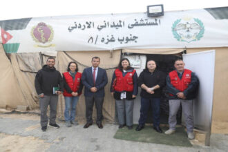 وفد من الصليب الأحمر يزور المستشفى الميداني الأردني جنوب غزة ويثمن جهوده الطبية والإنسانية
