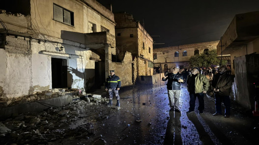 صورة حول : هدم أجزاء من منزل في الأغوار الشمالية بعد انهياره فجأة هدم أجزاء من منزل في الأغوار الشمالية بعد انهياره فجأة