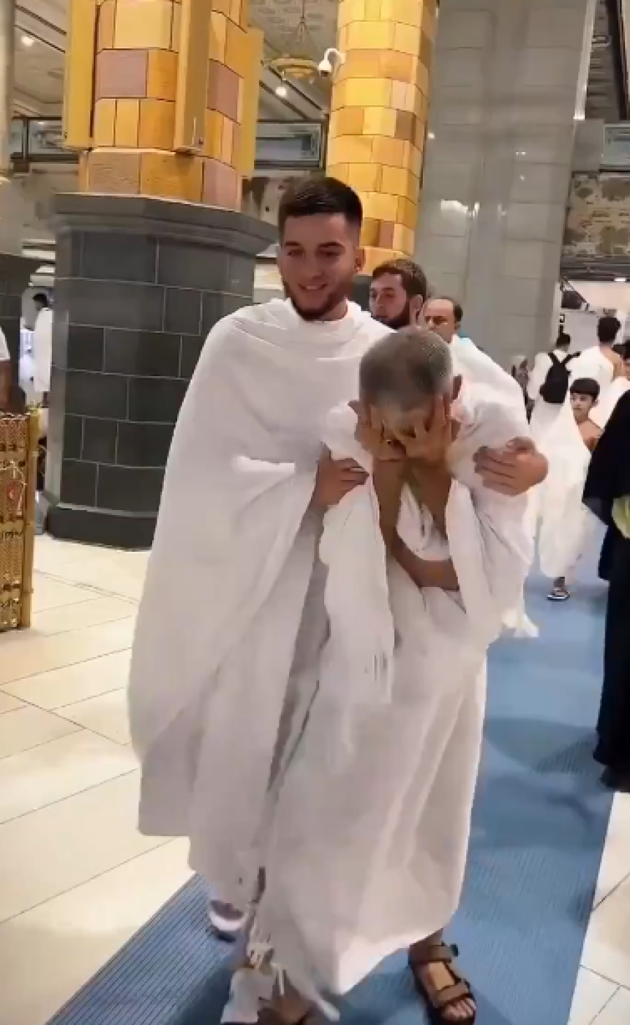 صورة حول : ابن يحقق حلم والده بالعمرة وردة فعل الأب عند رؤية الكعبة ابن يحقق حلم والده بالعمرة وردة فعل الأب عند رؤية الكعبة