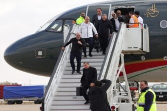 النشامى في مطار عمان: غياب جماهيري يثير التساؤلات بعد إنجاز كأس العرب 2025