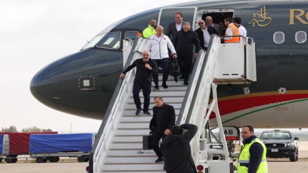 النشامى في مطار عمان: غياب جماهيري يثير التساؤلات بعد إنجاز كأس العرب 2025