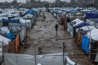 المنظمة الدولية للهجرة تحذر: مئات الآلاف من نازحي غزة مهددون بغرق خيامهم