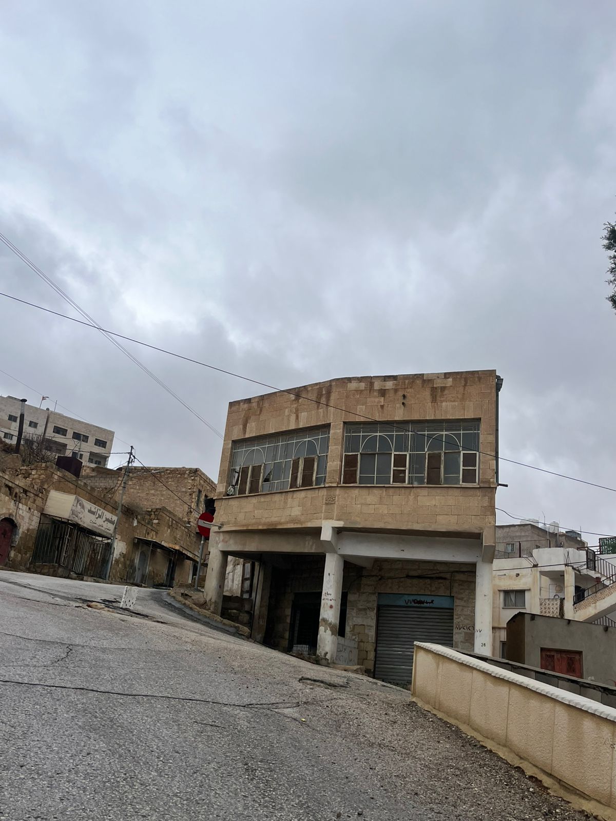 استياء واسع بعد أعمال غير منظمة في دوار حارة القطيفات بالطفيلة