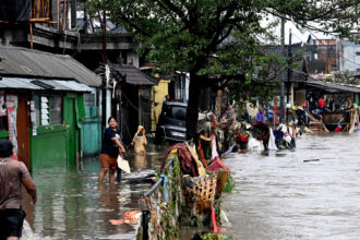 ارتفاع حصيلة ضحايا الفيضانات والانهيارات الأرضية في إندونيسيا إلى أكثر من ألف قتيل