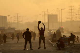خان يونس تحت القصف: النازحون بين الخوف والمأساة بلا بديل