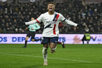 باريس سان جرمان يستعيد صدارة الدوري الفرنسي مؤقتاً بفوز مثير على متز