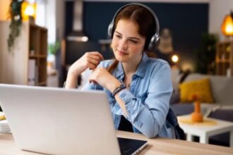 الذكاء الاصطناعي بين مساعدة الطلاب وخطر التراجع المعرفي