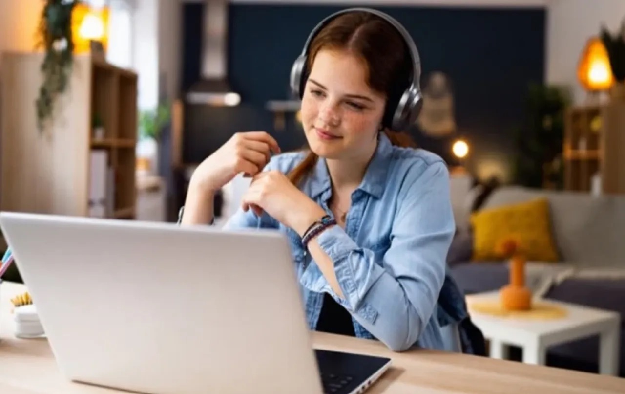 الذكاء الاصطناعي بين مساعدة الطلاب وخطر التراجع المعرفي