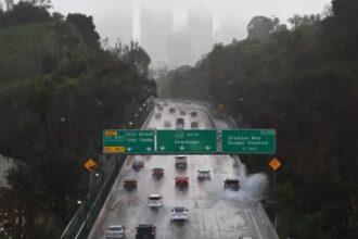 عاصفة قوية تجتاح كاليفورنيا وتفرض الإخلاء قبل عطلة الميلاد