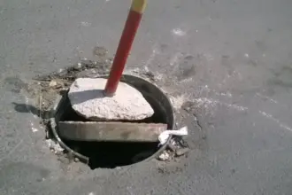 بلدية الزرقاء تنفذ حملة على محال السكراب لمواجهة سرقة مناهل مياه الأمطار