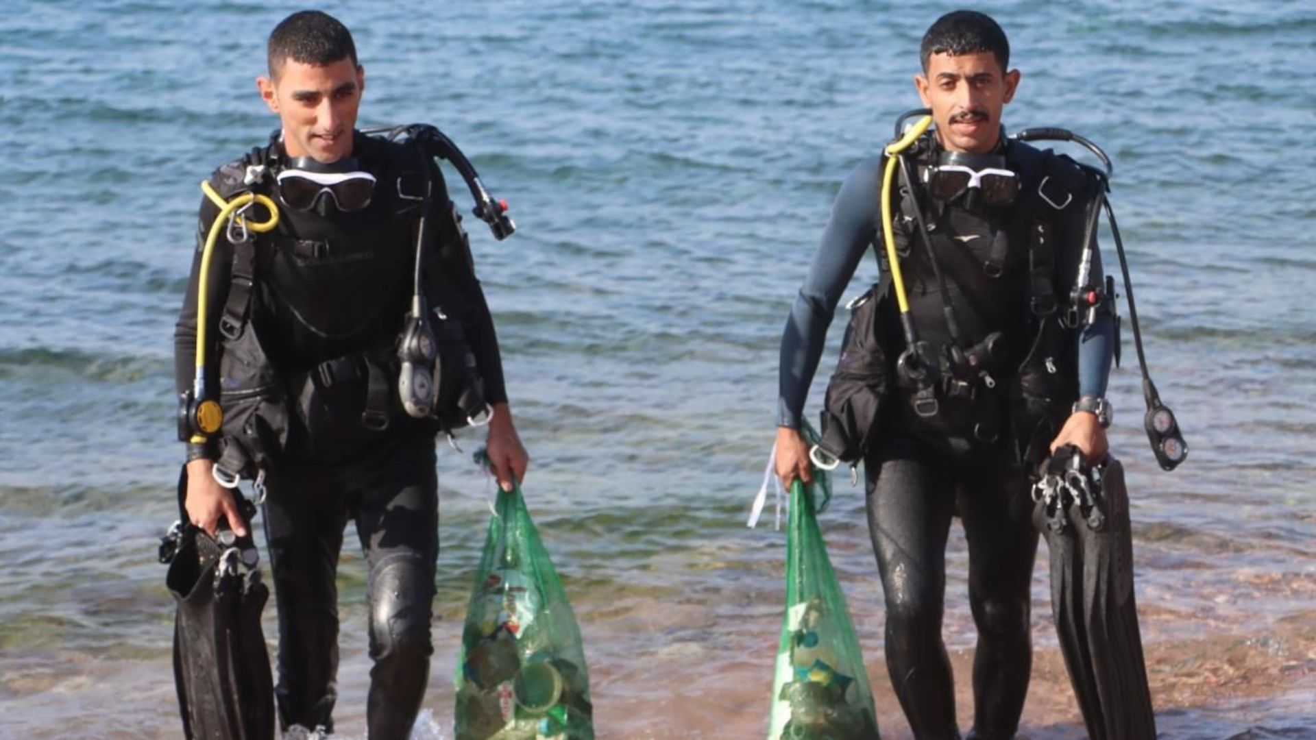 حملة لتنظيف قاع البحر في شاطئ النخيل بمحمية العقبة البحرية