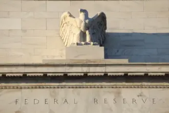 ترامب يطالب خفض الفائدة في حال تحسنت الأسواق ويستبعد المعارضين