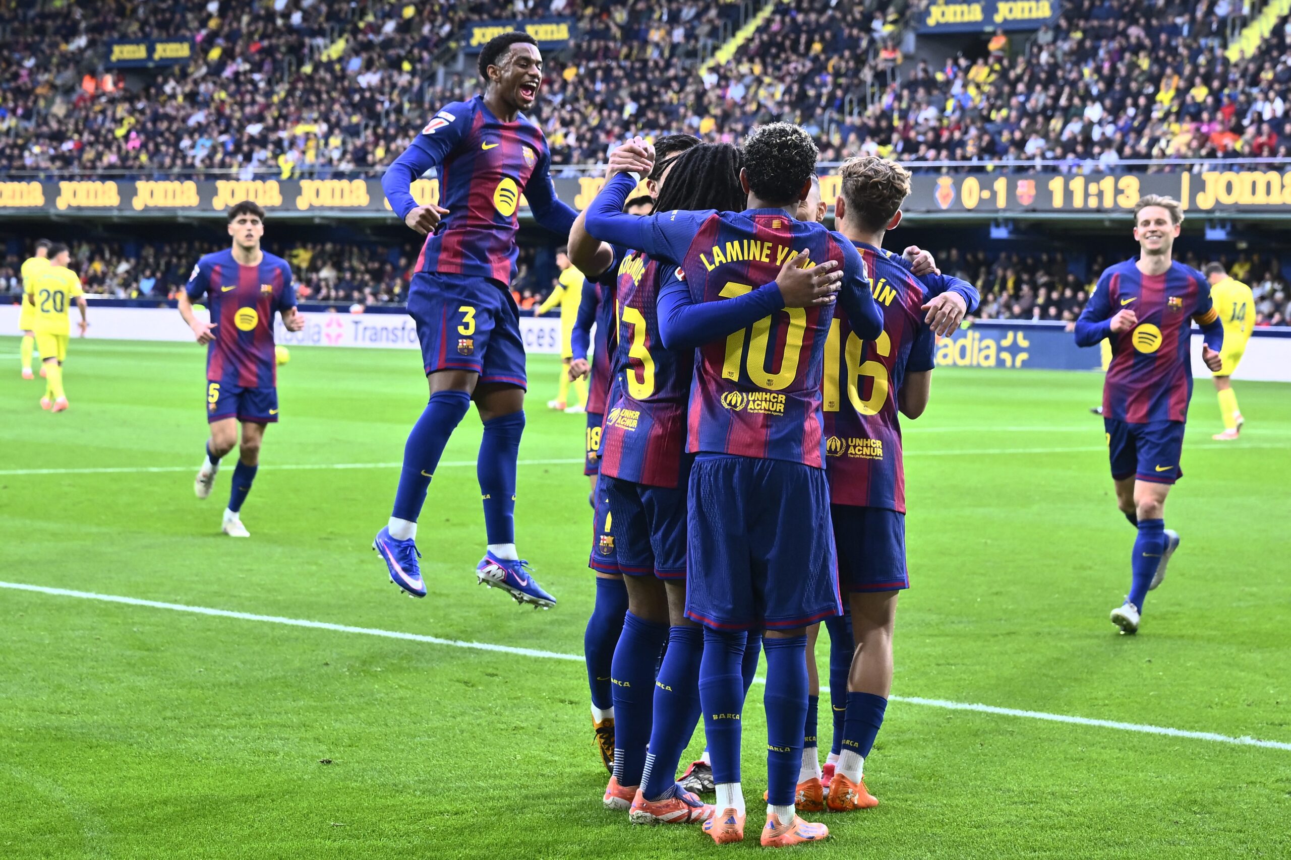 برشلونة يقترب من تعزيز لقبه في الليغا بعد تألقه في الدور الأول