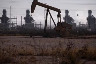 أسعار النفط تهبط مع اقتراب أسوأ انخفاض سنوي منذ 2020