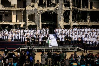 تخرج 168 طبيبًا وطبيبة في غزة رغم الدمار والحرب