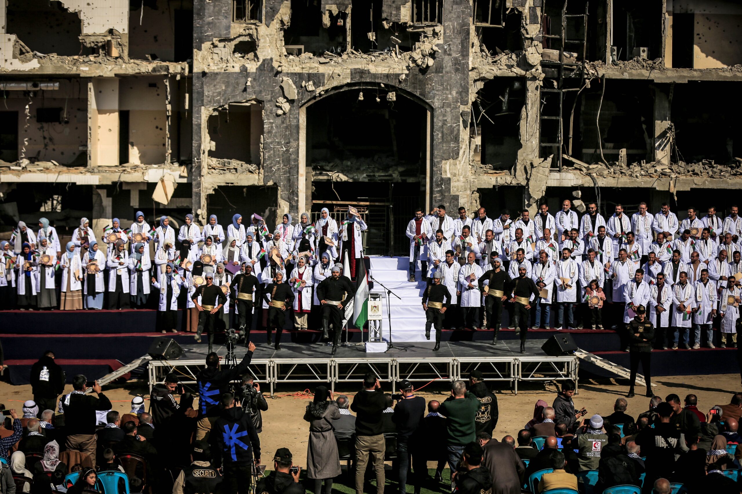 تخرج 168 طبيبًا وطبيبة في غزة رغم الدمار والحرب