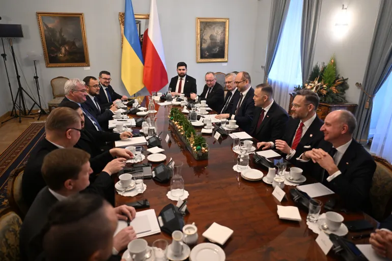 زيلينسكي من وارسو: سقوط أوكرانيا يفتح الطريق أمام روسيا للتقدم في أوروبا