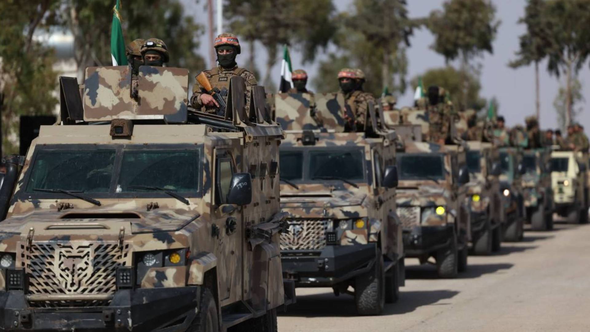 الدفاع السورية تعلن توقيف 12 ضابطًا من بقايا نظام الأسد أثناء محاولتهم التسلل من لبنان