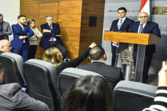 لبنان يقر قانون الانتظام المالي وتوزيع الخسائر لإعادة هيكلة الاقتصاد بعد ست سنوات من الأزمة